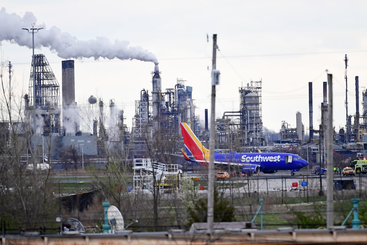 El avión de la aerolínea Southwest en la pista del aueropuerto internacional de Filadelfia.