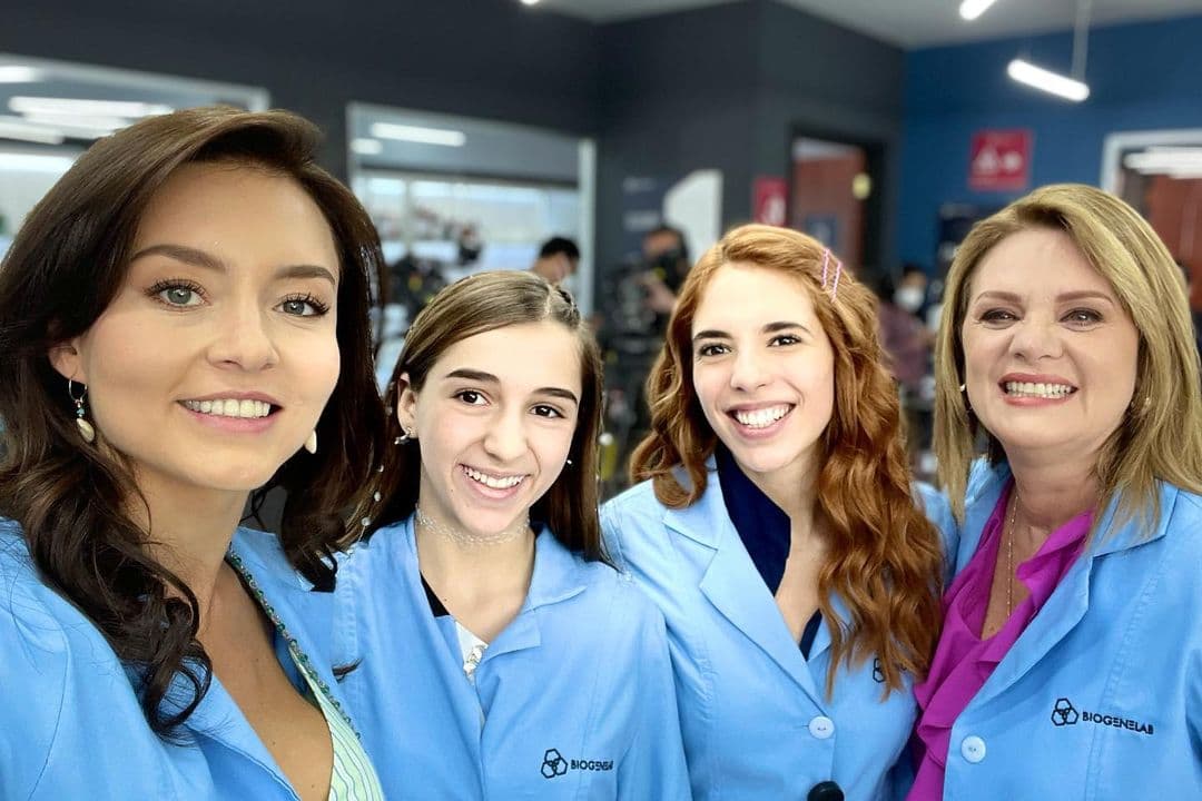 Angelique, que ahora tiene un papel lineal con colegas, confesó que 
<b><a href="https://www.univision.com/famosos/erika-buenfil-rivalidad-angelique-boyer-vencer-el-pasado-fotos">no es partidaria de la envidia</a></b> y en cambio busca ser generosa y buena compañera.