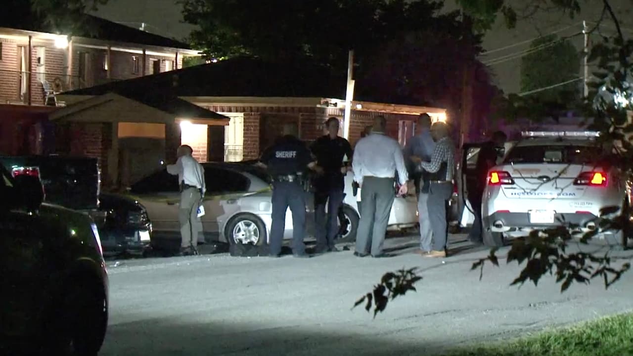 Eran alrededor de las 9:00 p.m. del jueves 21 de mayo cuando el adolescente caminaba por las calles Victoria y Frankie en un vecindario al este de Houston.