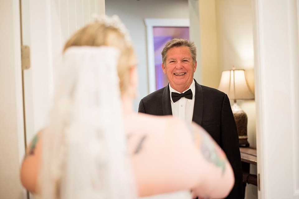 El padre de la novia no contuvo la alegría al ver a su hija.