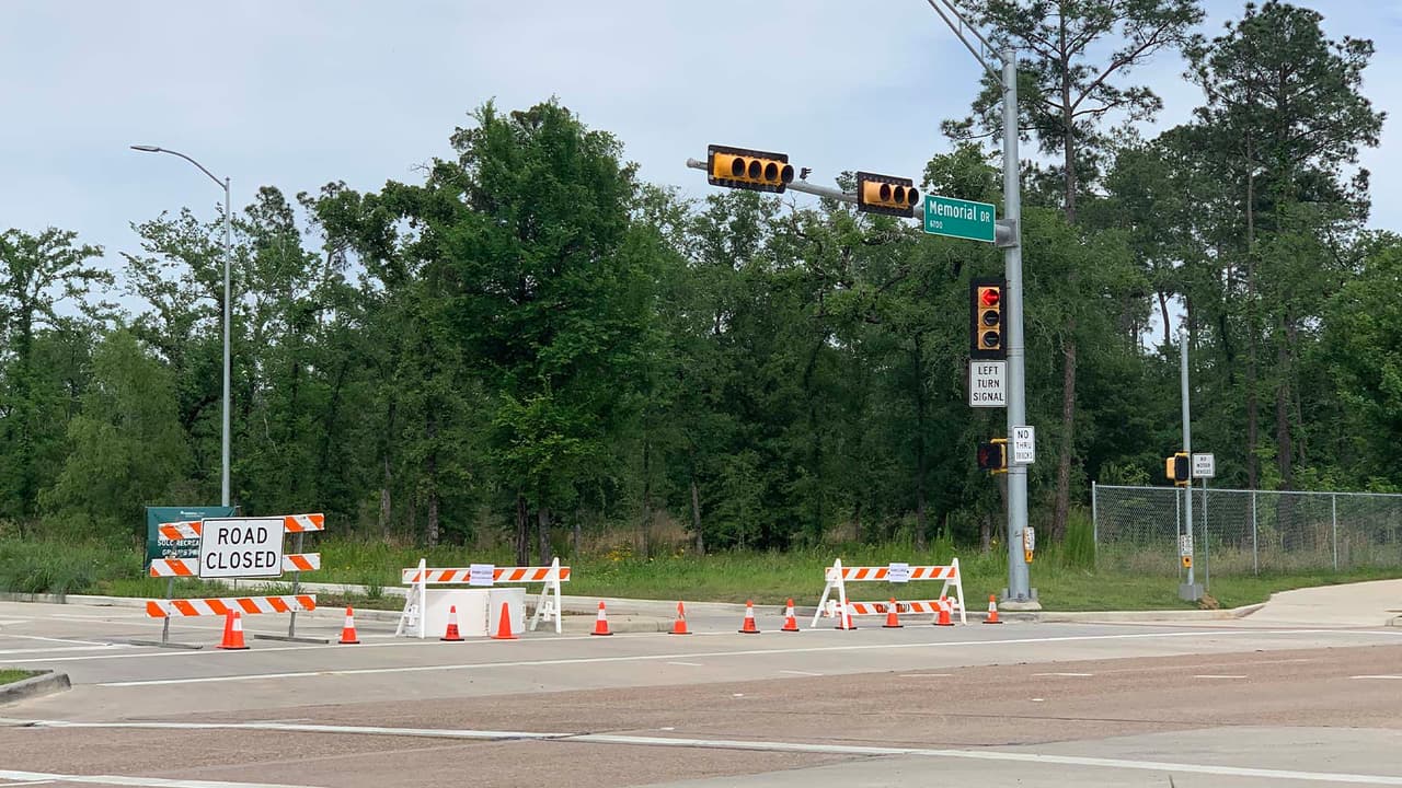 Como los accesos están cerrados a la población no hay manera de estacionarse en los alrededores del parque.