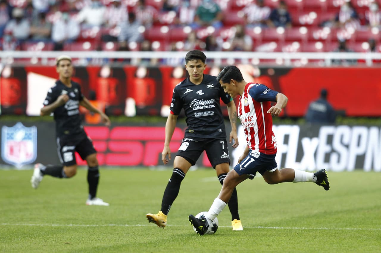 Chivas derrotan con autoridad al Mazatlán en un encuentro en el que hicieron tres goles en cinco minutos.