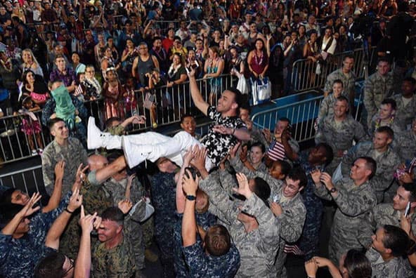 Y hasta hizo 
<i>crowd surfing</i>, ayudado por los soldados.