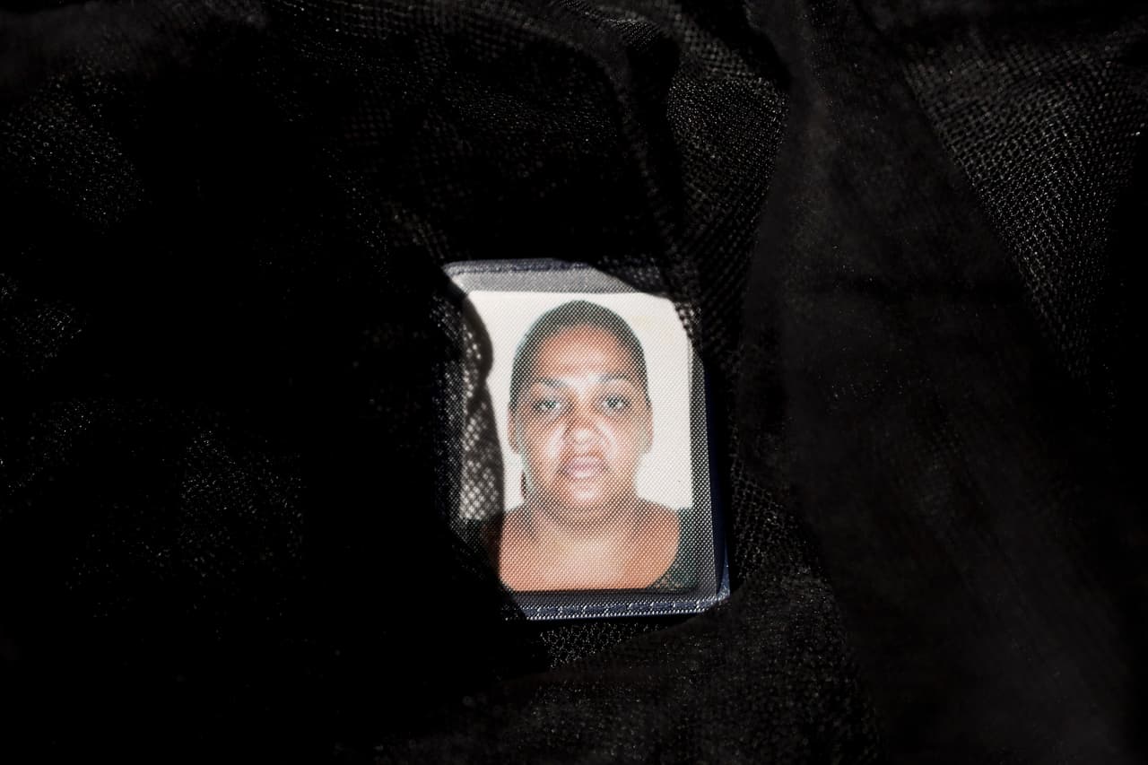 Los cubanos que fueron deportados el año pasado de Ecuador estaban acampados en un parque de Quito como medida de presión para conseguir que se abriera puente humanitario que les permitiera llegar a México y cruzar a EEUU. Sus objetos personales fueron llevados por la Policía, y un grupo de activistas de DD.HH. los recuperó. Entre los que nadie reclamó, hay fotografías como esta.