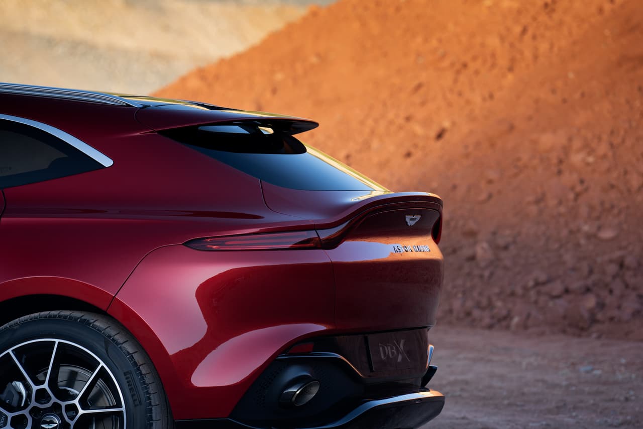 La Aston Martin DBX 2021 debuta en el Auto Show de Los Ángeles 2019.