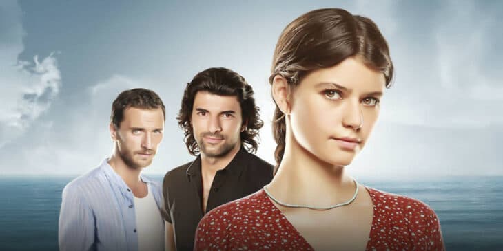 En 2010 se transmitió 
<b>¿Qué Culpa Tiene Fatmagül?</b> en Turquía y una década más tarde llegó a UniMás. Esta historia es estelarizada por Beren Saat, Engin Akyürek y Fırat Çelik. La trama de este melodrama está lleno de ambición y se desarrolla en un pueblo pesquero.
<br>