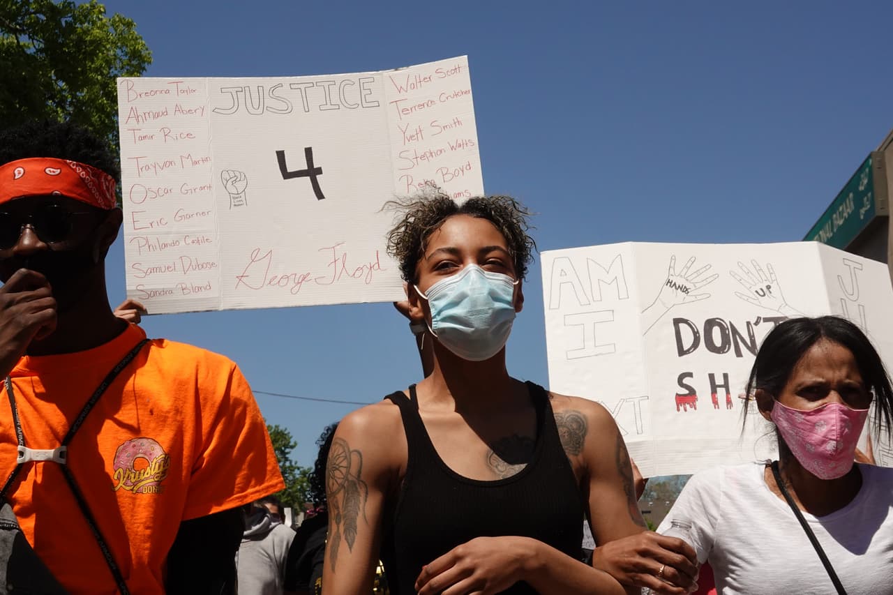En el epicentro de las protestas, Minneapolis, Minnesota, decenas de manifestantes salieron este sábado a las calles para protestar por la muerte del afroestadounidense George Floyd en un arresto durante el cual un policía blanco presionó su cuello con su rodilla por más de 8 minutos. El ahora expolicía, identificado como Derek Chauvin, fue acusado este viernes de asesinato en tercer grado y homicidio involuntario.