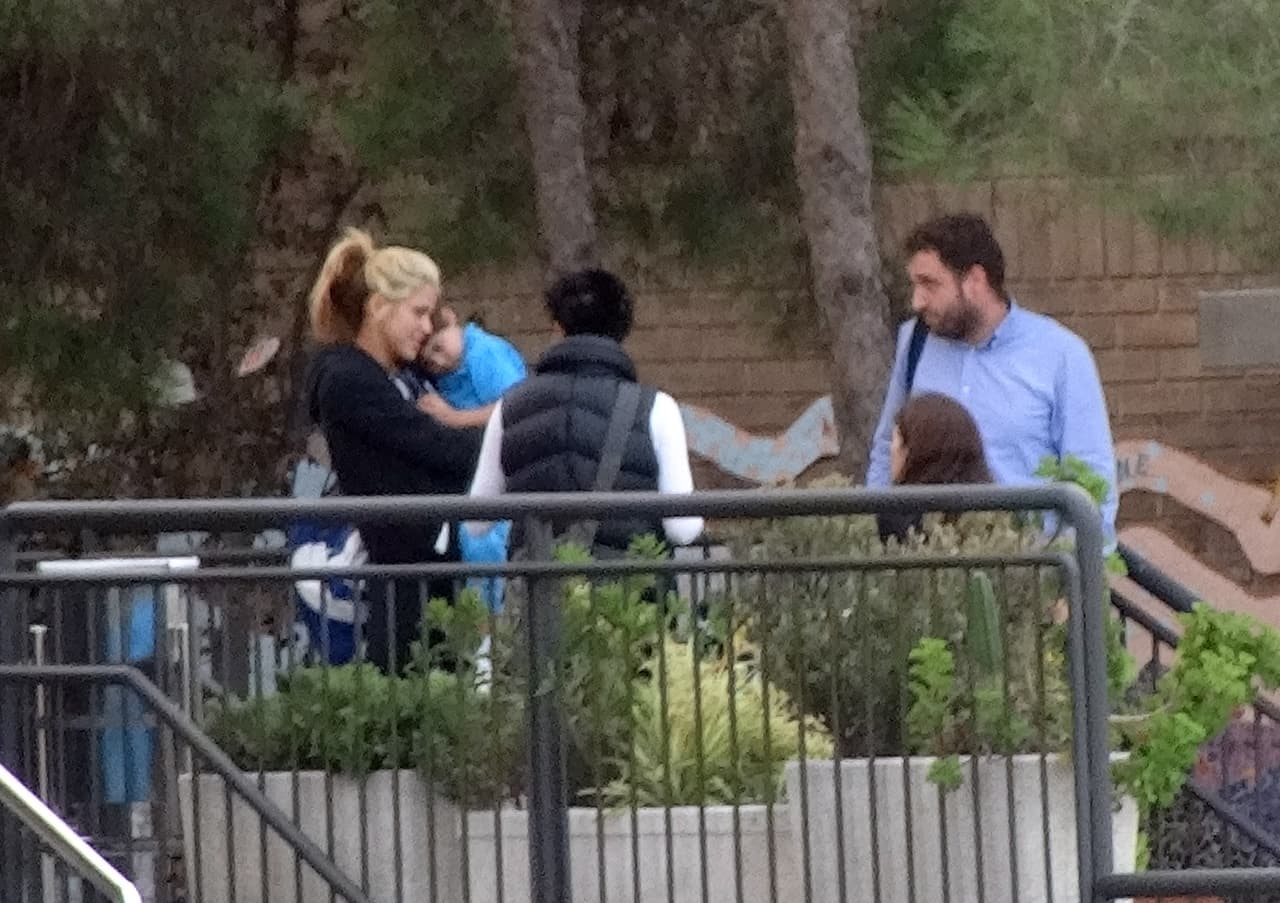 Shakira deja lo diva sobre el escenario y cuando se trata de sus hijos prefiere la ropa cómoda correr tras ellos.