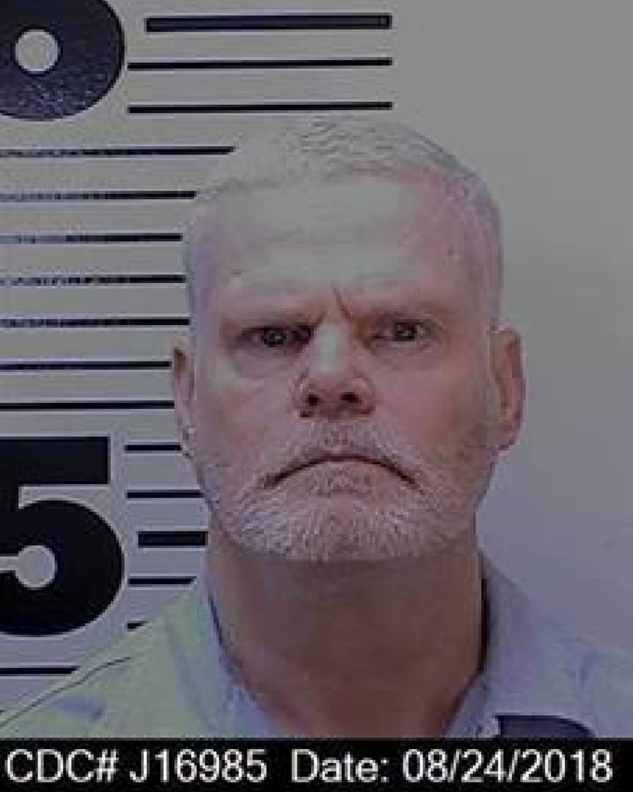 Scott Thomas Erskine, de 57 años, murió el 3 de julio en un hospital de la Bahía de San Francisco debido a complicaciones derivadas de una infección de covid-19. Erskine fue condena a muerte en el 2004 por el homicidio en 1993 de dos niños de 13 y 9 años, sin embargo, desde 1994 enfrentaba una pena de 70 años por violación y posesión de arma de fuego.