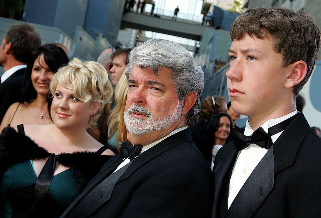 El cineasta adoptó a tres: Amanda de 40, es una profesional retirada de artes marciales mixtas, Jett Lucas de 29 años que ha realizado cameos en ‘Star Wars: Attack of the Clones’ (2002) y ‘Star Wars: Revenge of the Sith’ (2005) y Katie Lucas, de 33, actriz y ahijada de Steven Spielberg y Francis Ford Coppola.