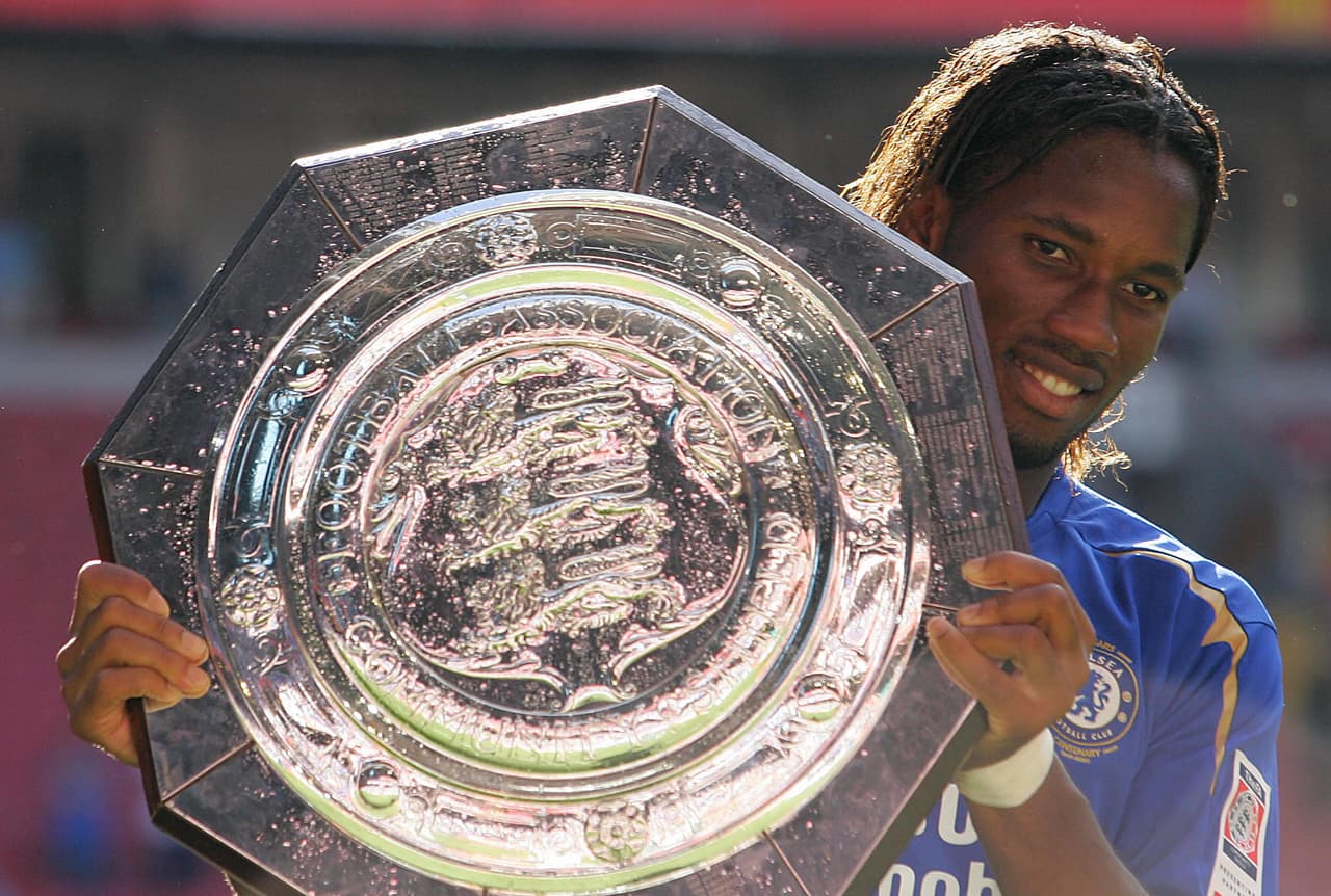Drogba le dio un título inolvidable a los hinchas del Chelsea en la 2005/06. Gracias a sus dos goles le ganaron la Community Shield al Arsenal, clásico rival.