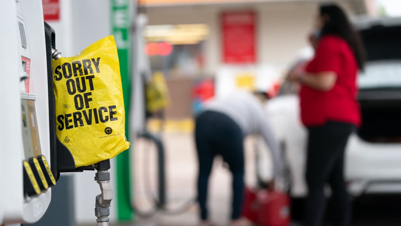 Altos precios, estaciones cerradas y colas interminables: los retos para cargar gasolina