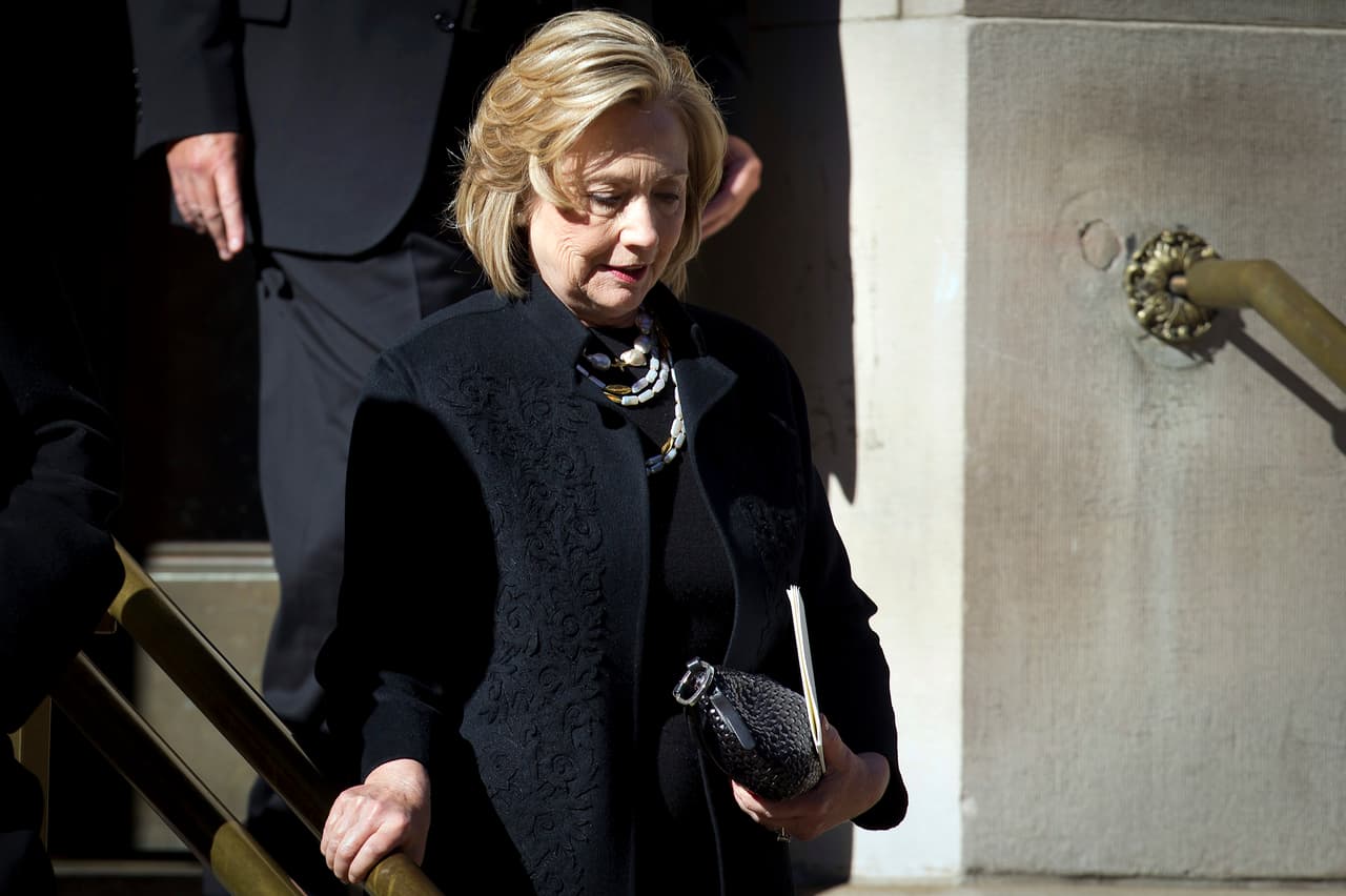 El diseñador incluso se convirtió en amigo cercano y confidente de Clinton y Reagan. Esta foto de 2014 muestra a Hillary Clinton saliendo de la iglesia de san Ignacio de Loyola, después del servicio del diseñador de moda.