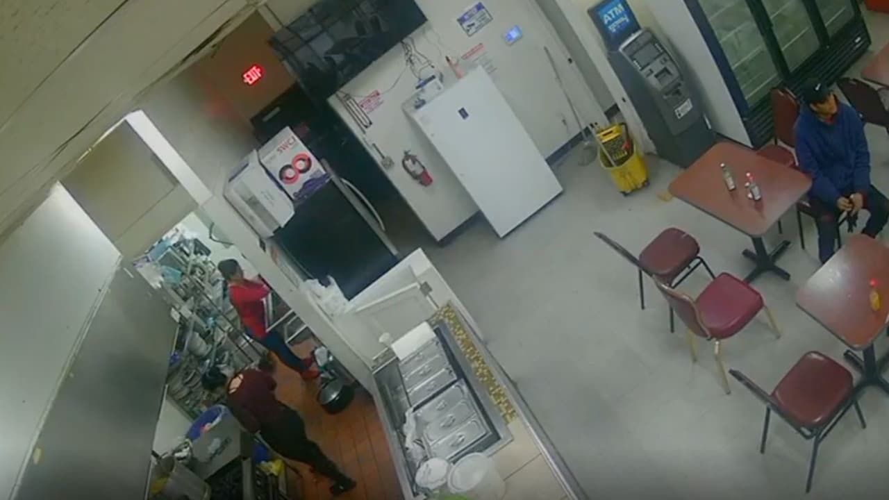 El pasado domingo 26 de enero, un hombre (lado derecho) esperaba sentado en esta
<b> taquería ubicada en Dennis Rd y Royal Lane al norte de Dallas.</b>