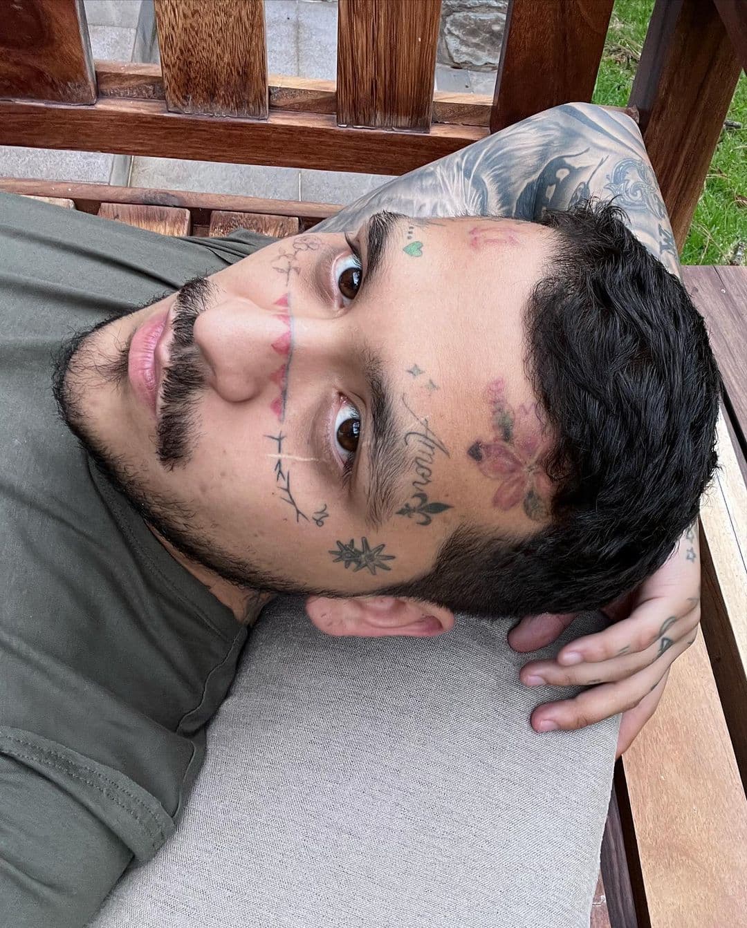 Christian Nodal decidió quitarse los tatuajes del rostro por su bebé.