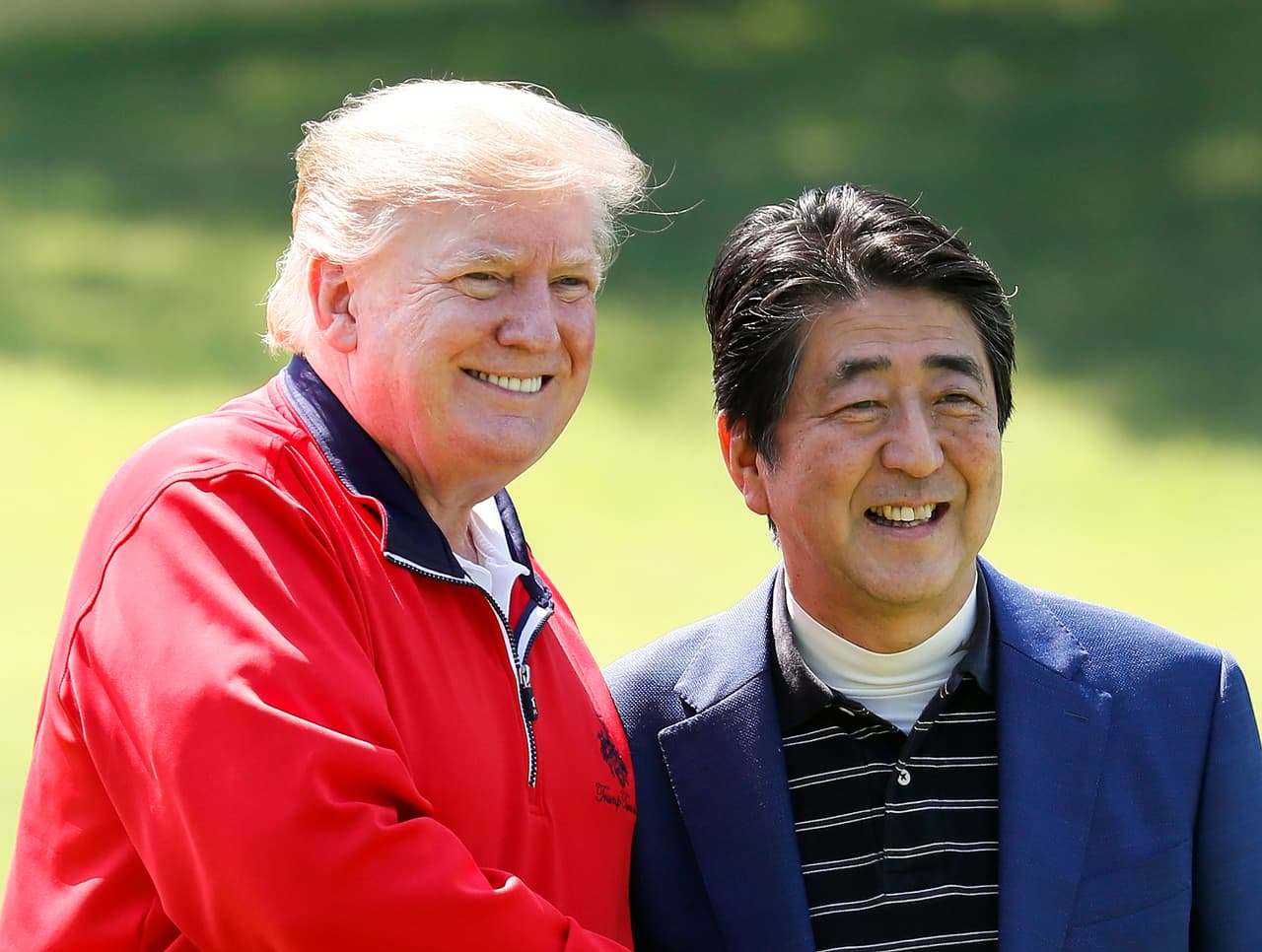 El presidente Donald Trump y el primer ministro de Japón Shinzo Abe jugaron una partida de golf en la mañana del domingo, una afición que comparten.