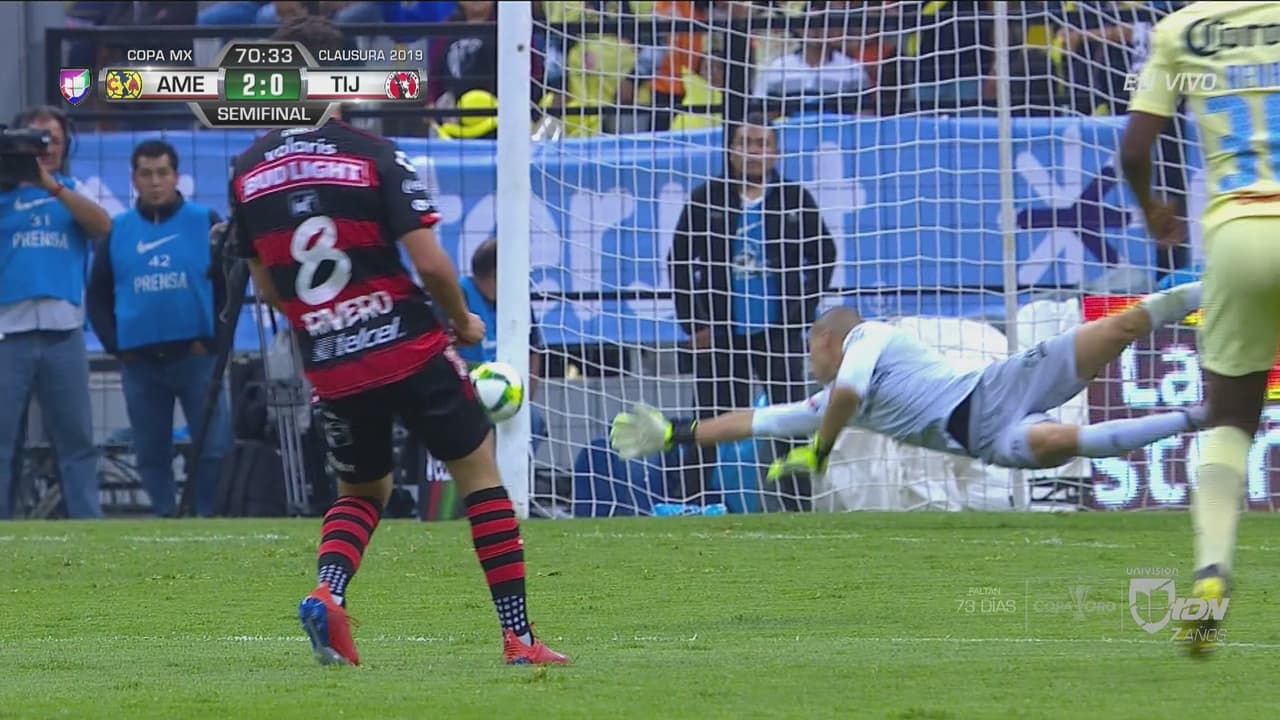 Renato Ibarra estrelló el balón contra el palo