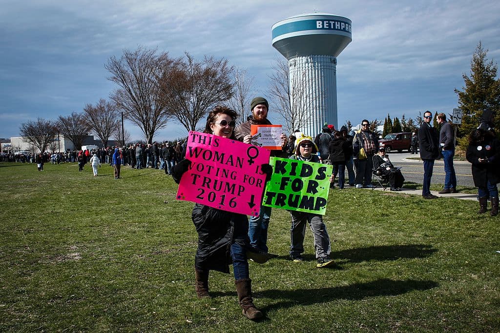 Long Island se llena de amigos y enemigos de Donald Trump