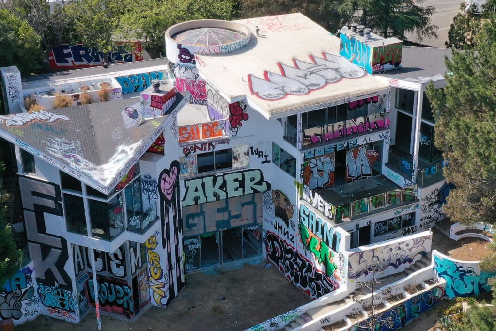 No es la única mansión abandonada por 
<b>John Powers Middleton </b>en Hollywood Hills, donde vecinos gritaron por auxilio al ver cómo esta propiedad afecta en varios sentidos a la comunidad.