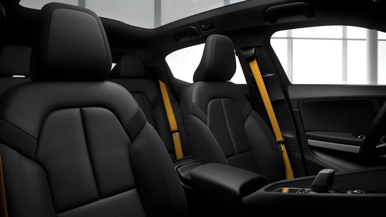 El interior del Polestar 2 es
<b> totalmente vegano</b>. Ni un milímetro cuadrado de ninguna de sus superficies está cubierto por piel de animales muertos. Polestar nos dice que el interior 'estándar' utiliza telas progresivas atractivas para la audiencia de avanzada del Polestar 2.