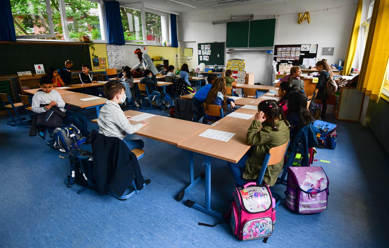 Sin embargo, todo no será igual para cada escuela. Cada escuela, colegio, universidad y distrito decidirá los detalles sobre las condiciones en las cuales los estudiantes recibiran instrucción en medio de la pandemia.
