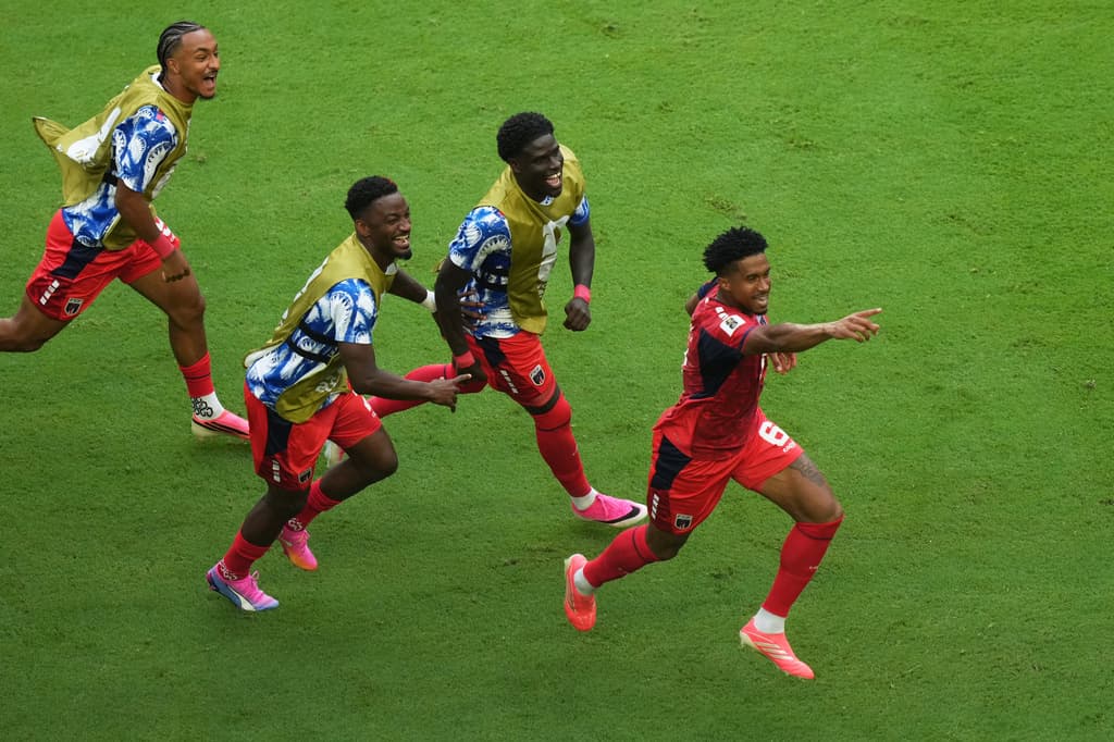 Kevin Pina, de Cabo Verde (a la derecha), celebra el primer gol.