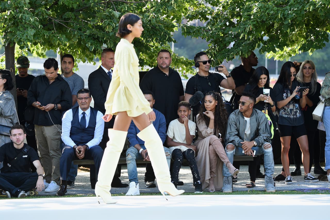 Tacones rotos y modelos "multiraciales" que se deslizan, así fue el desfile de Kanye West