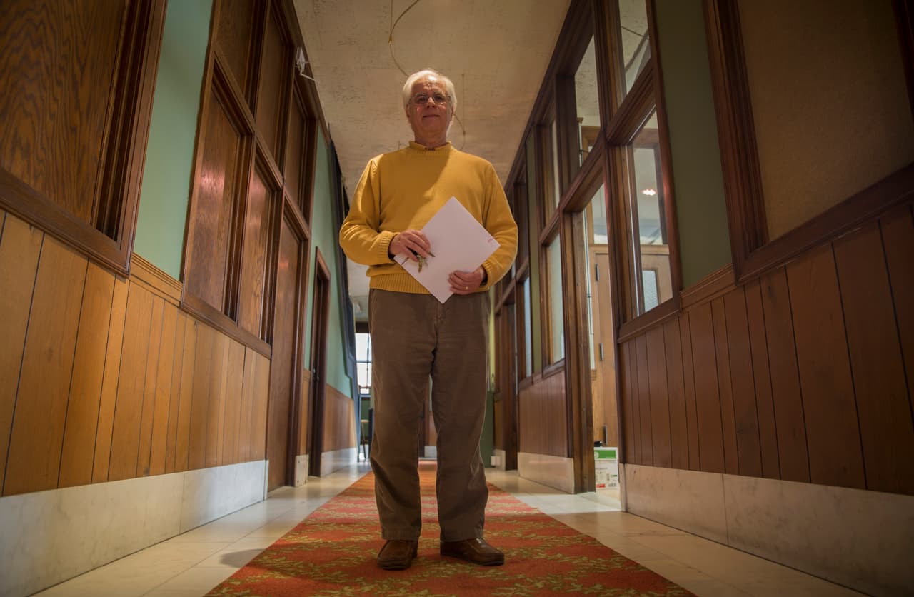 <b>Frank Carmichael- Kenosha, Wisconsin. </b>"Tomé mi decisión (de votar por Trump) cuando tuve la papeleta en mi mano", confiesa Frank Carmichael, editor de un semanario en Kenosha, Wisconsin. "
<b><a href="http://www.univision.com/noticias/politica/kenosha-los-votantes-democratas-explican-por-que-le-dieron-la-espalda-a-hillary-clinton">Me puse a pensar en Hillary en el Despacho Oval y ya sabía lo que me podía esperar.</a></b> Ella hubiera sido el status quo durante cuatro años más".