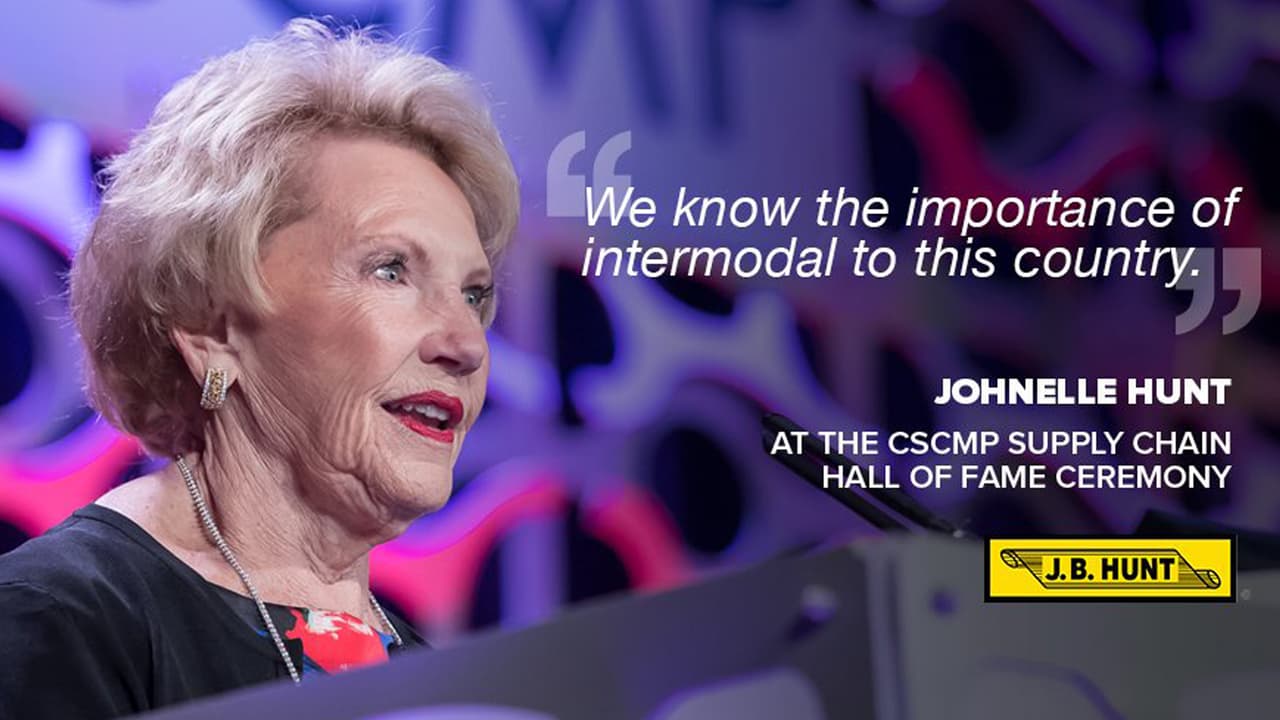 <b>Johnelle Hunt, empresaria de transporte, tiene un patrimonio de 2,100 millones de dólares. </b>En 1961 tomó junto a su esposo el dinero de la venta de su casa para comenzar un negocio de empaquetado de arroz. Ocho años después lanzaron J.B. Hunt Transport Services, ahora una de las compañias de transporte más grandes del país.