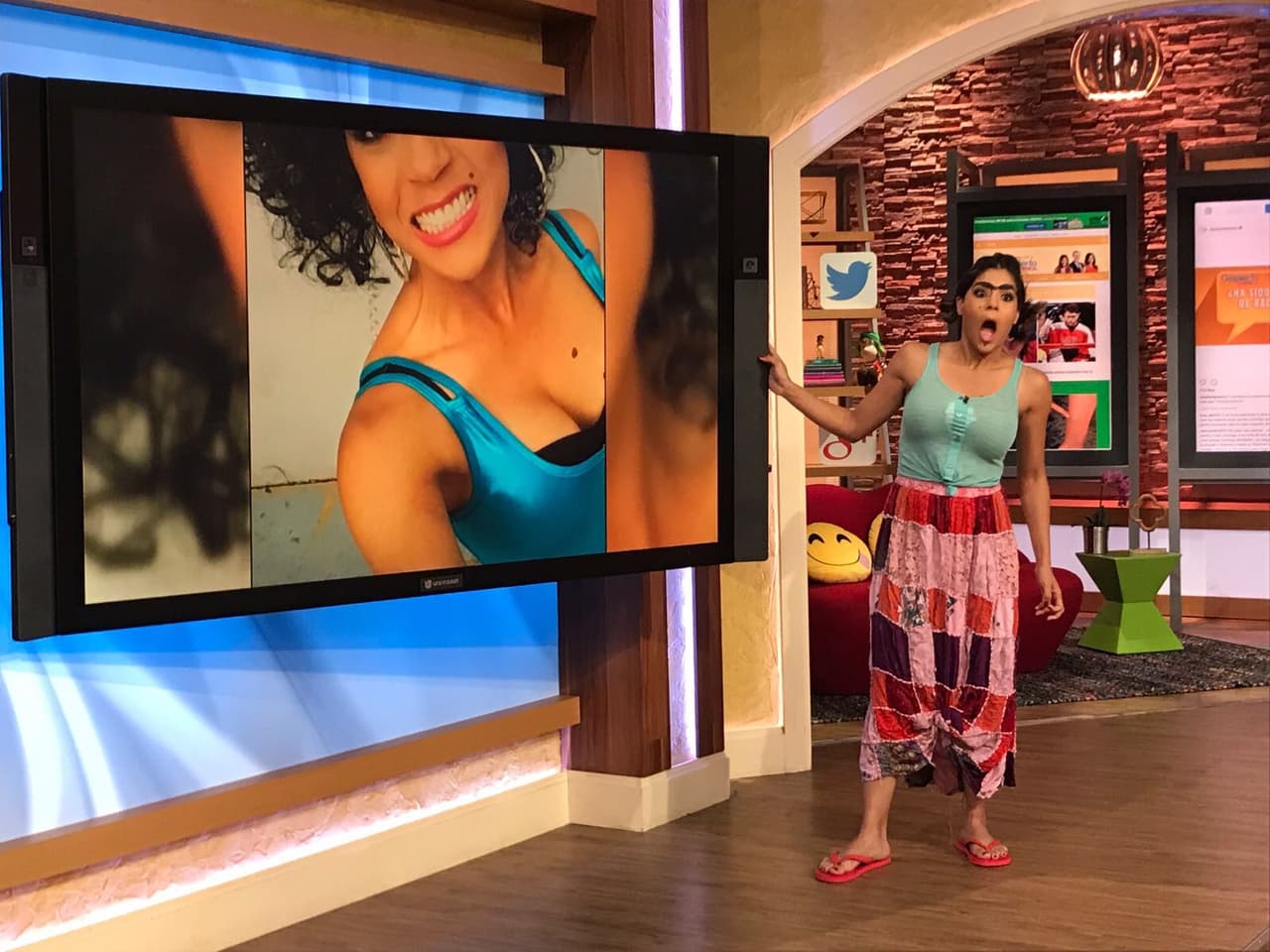 Un saludo de alguien muy especial la sorprendió, la nueva 'Chikybombom La Pantera' apareció en pantalla.