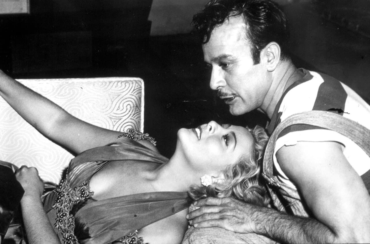 Aunque Pedro Infante la pretendió durante los rodajes en los que colaboraron, Silvia nunca dio su brazo a torcer, primero por la diferencia de edades entre ambos (14 años) y además, porque estaba prevenida de su fama de rompecorazones y porque era un hombre casado.