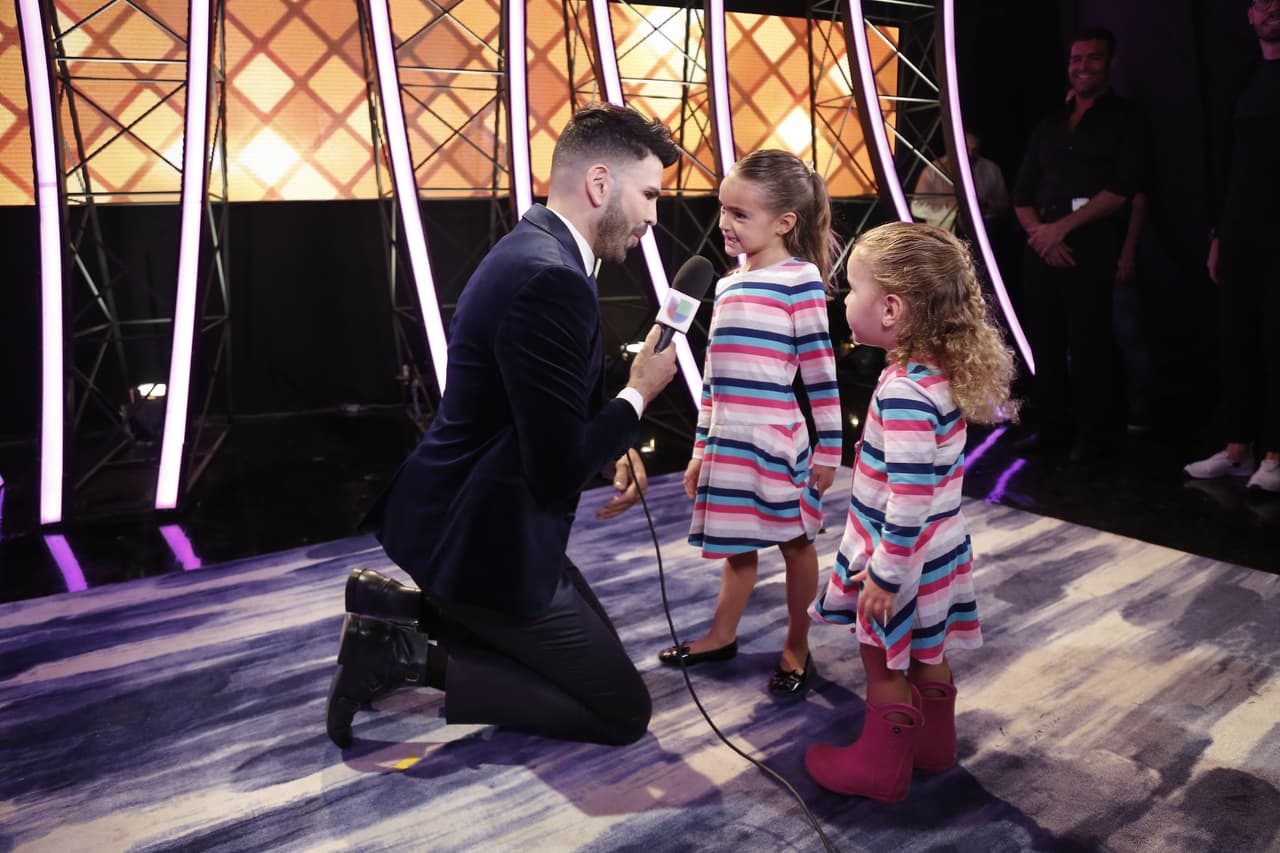 El cantante se encontraba a un lado del set viendo cómo sus hijas se desenvolvían ante las cámaras.