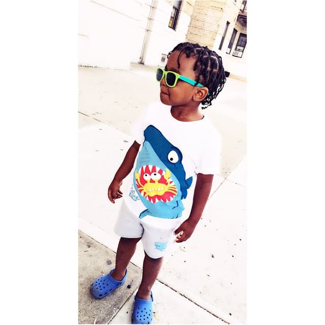 Al igual que su madre, Cartier luce diferentes estilos de peinados y ropa.