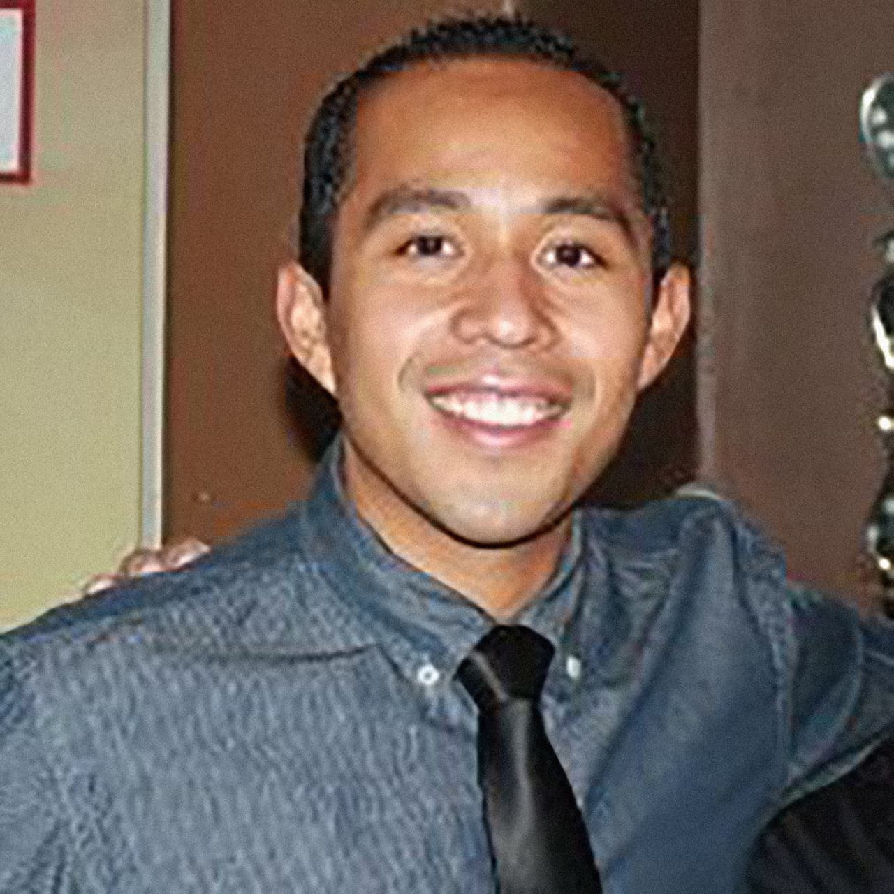 <b>Luis Domínguez</b>: es estadounidense, de madre mexicana y padre hondureño. Estudió en la Universidad Politécnica del Estado de California donde obtuvo un grado en Ciencias e Ingeniería Mecánica en 2009. Su tránsito en la Nasa comenzó en 2007 como Ingeniero de Sistemas y, aunque ha ocupado distintas posiciones, en la actualidad trabaja en el Laboratorio de Propulsión a Chorro.