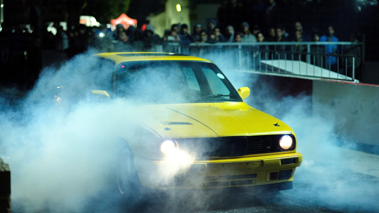 Proyecto de ley busca castigar exhibiciones de velocidad callejeras en California