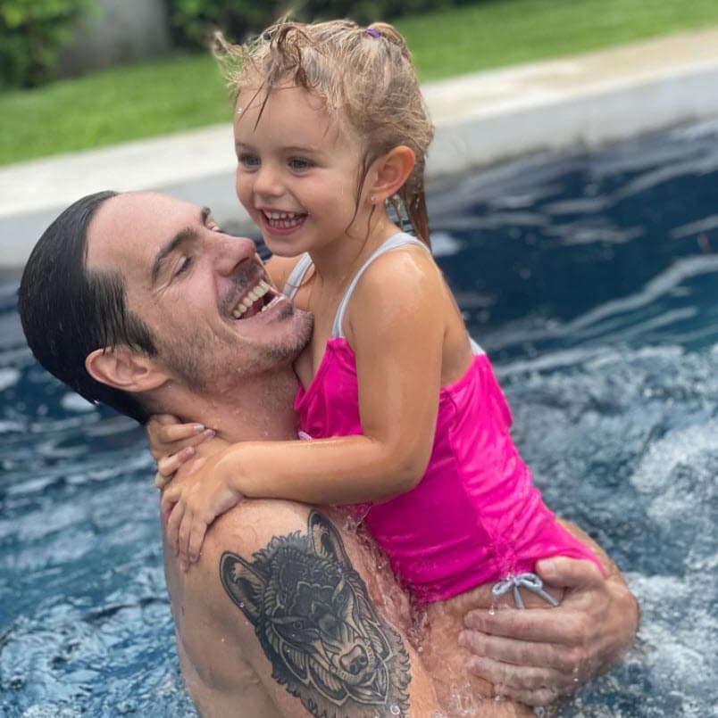 Mauricio asegura que el carácter de su hija menor es muy diferente al de Lorenza: "Más que la diferencia de edad, sí hay 
<b>diferencia de personalidades</b>".
<br>