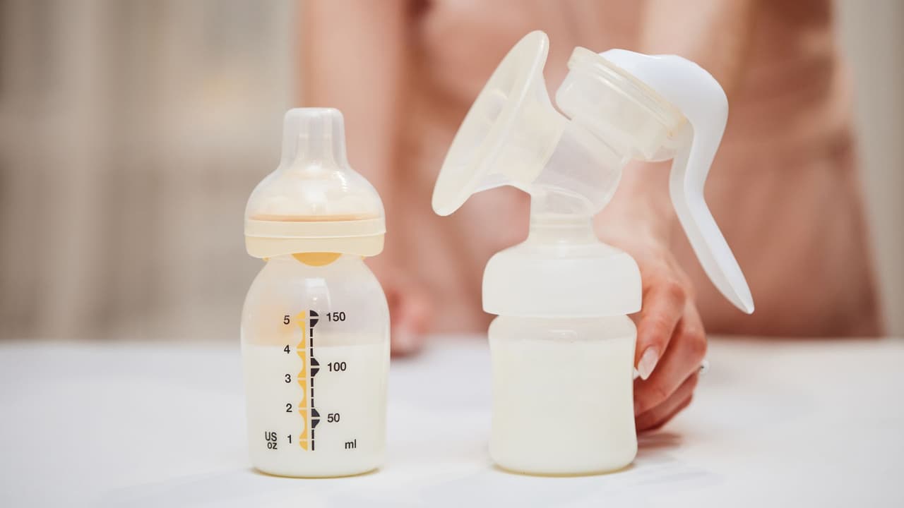 Leche materna y trabajo: accesorios para extraerla de manera correcta