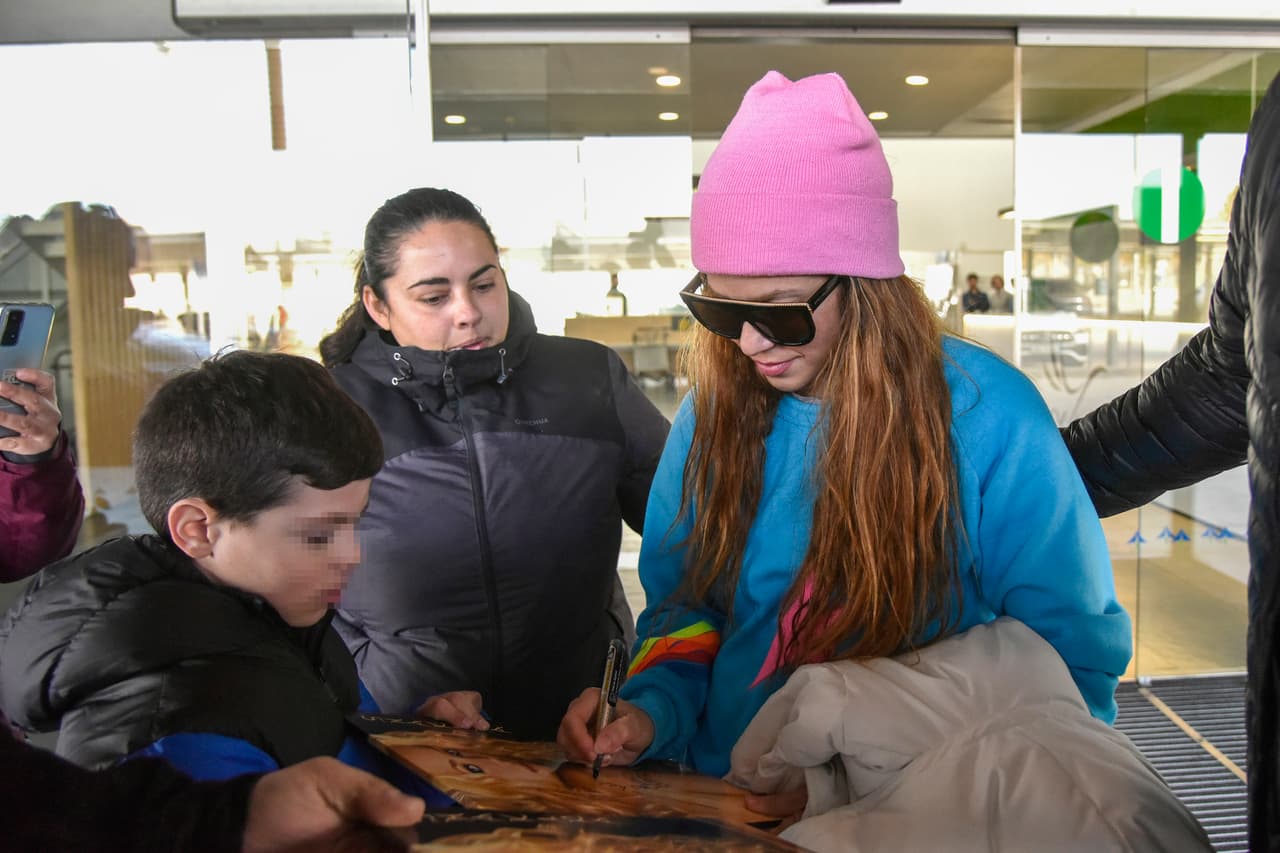Además de autografiar los carteles, ella también se tomó fotografías al lado de varios fans, entre ellos un menor de edad.
<br>