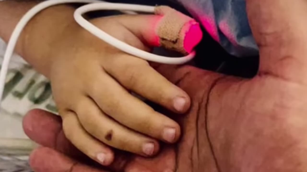 La versión de Angélica Ornelas, madre de Zyre, no coincide con la de Martínez, durante su declaración dijo que su hija 
<b>no respetaba a su novio</b> y que se cayó dentro de la regadera cuando él intentaba limpiarla, después del entrenamiento para ir al baño. Gracias a él, aseguró la mujer, su niña no se golpeó en la cabeza. 
<b>“Si ella hubiera escuchado, habría sido fácil”,</b> dijo la mujer. 
<br>