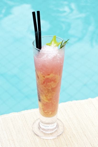 Sin alcohol. Podrías, sencillamente, servir el agua de cactus con un poco de hielo.