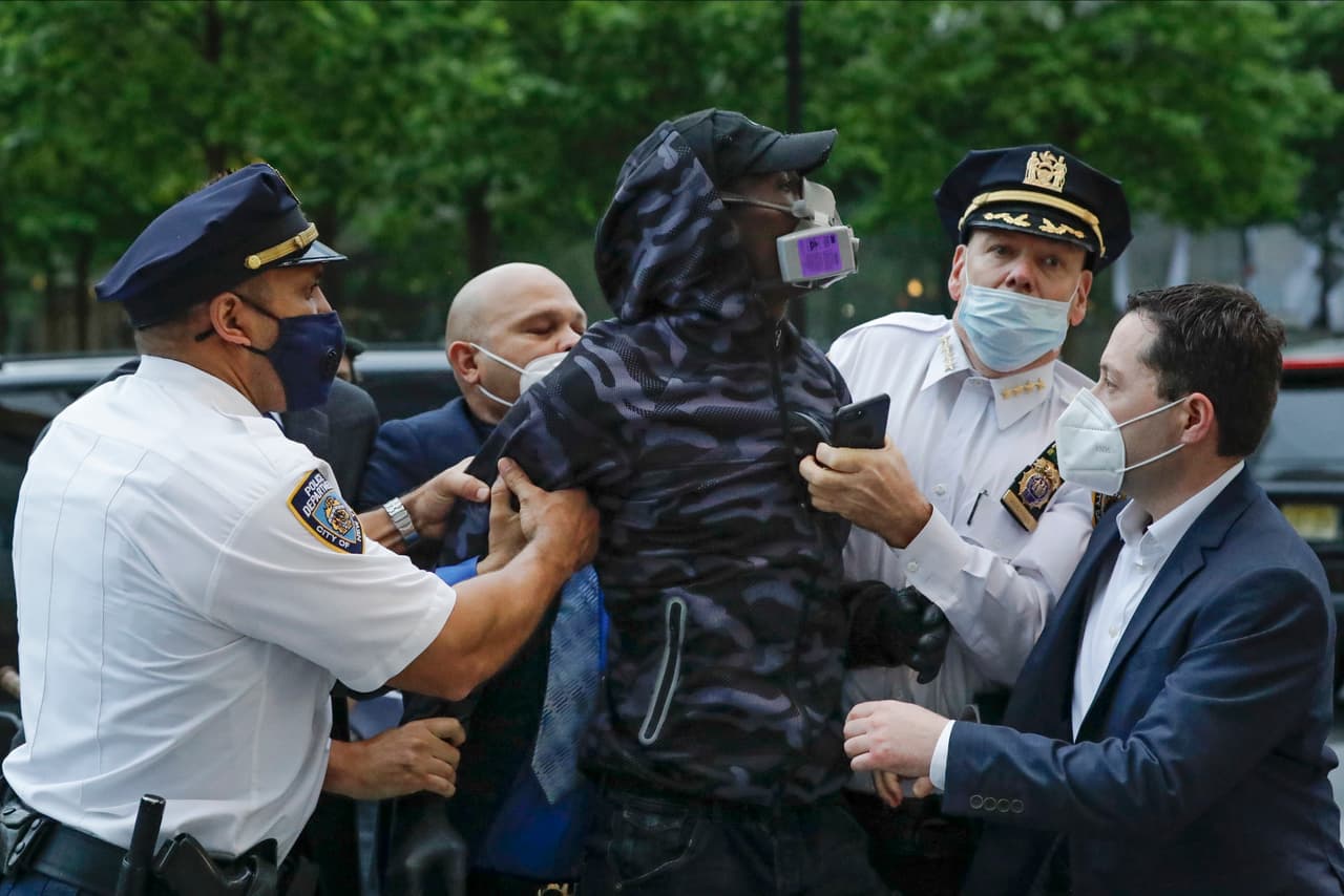 Un hombre arrestado en la protesta que se hizo en Nueva York por la muerte de George Floyd.