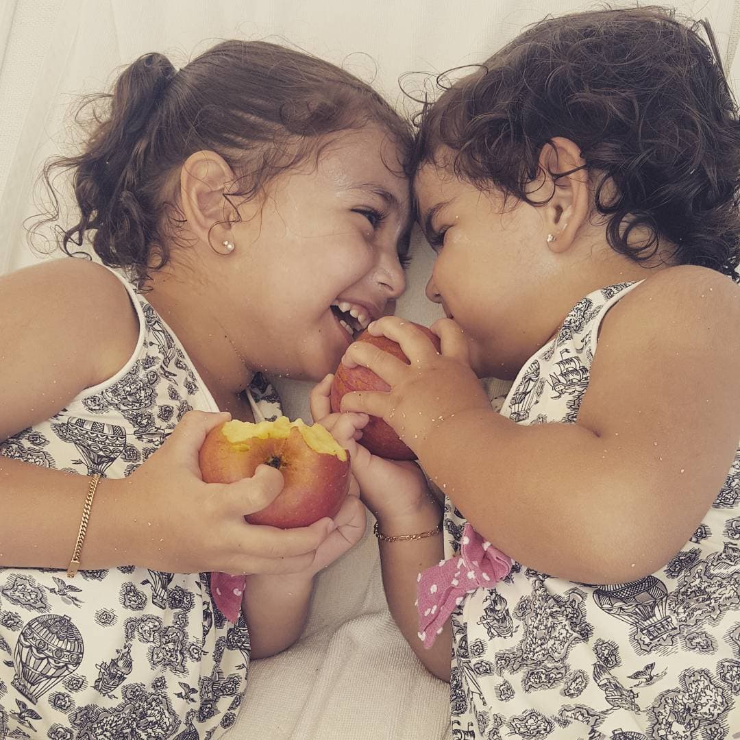 En esta fotografía también usan un atuendo similar y se nota el parecido, sobre todo en el tono de su piel y el pelo ondulado.