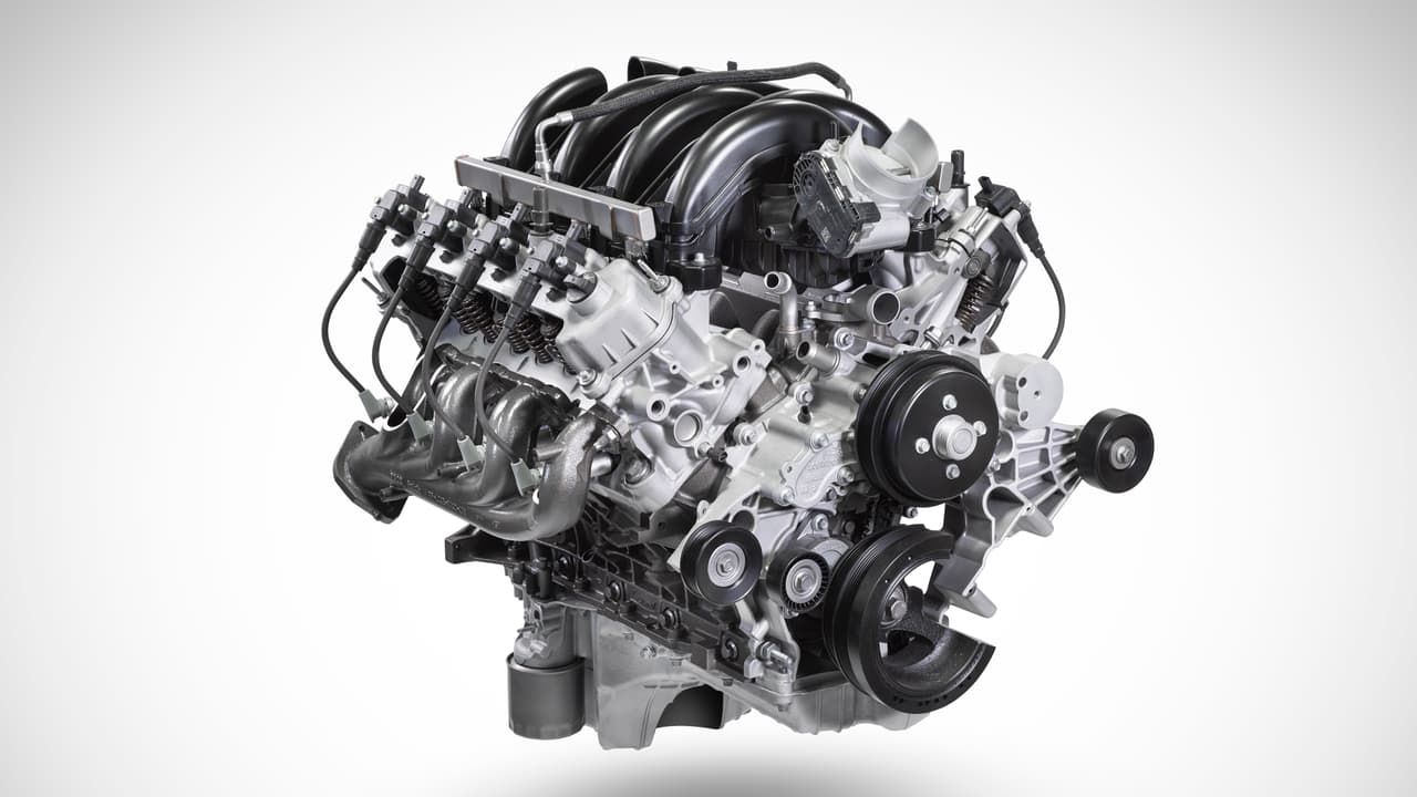 La gran novedad para 2020 es la llegada de un nuevo y
<b> gigantesco motor V8 a gasolina</b> (en la imagen). Este motor, que durante su periodo de desarrollo utilizó en nombre código '
<b>Godzilla</b>', cuenta con 
<b>7.3 litros</b> de desplazamiento pero lamentablemente tendremos que esperar un tiempo más para conocer sus prestaciones. Las otras novedades son la llegada de la tercera generación del 
<b>V8 turbo-diésel de 6.3 litros</b> 
<b>PowerStroke </b>de Ford con más torque y una nueva 
<b>transmisión automática de 10 velocidades</b>. El actual V8 a gasolina de 6.2 litros continúa como la tercera opción en el menú de opciones bajo el capó.