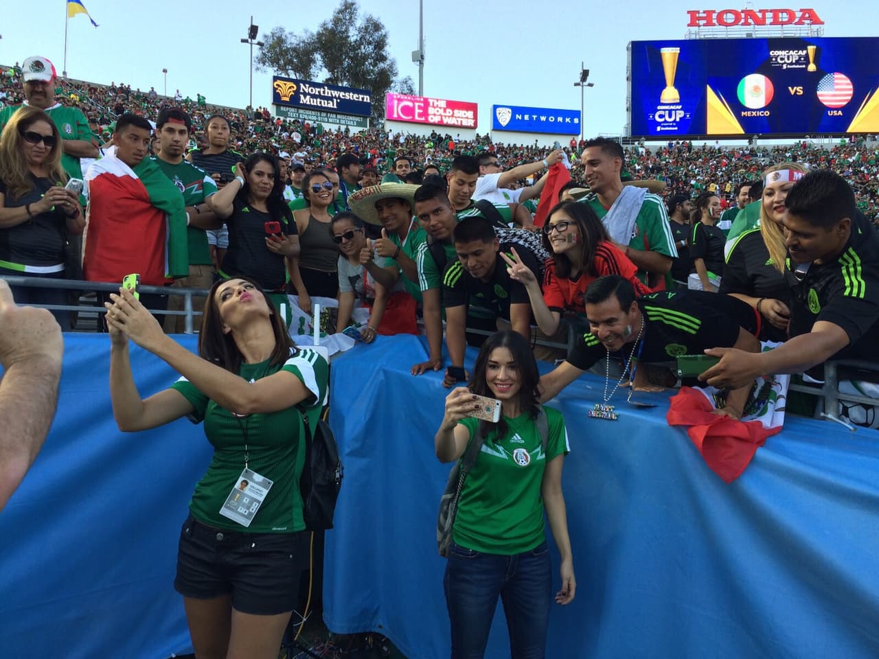 Cecilia Galliano y Laura G están listas para la fiesta de los sábados.