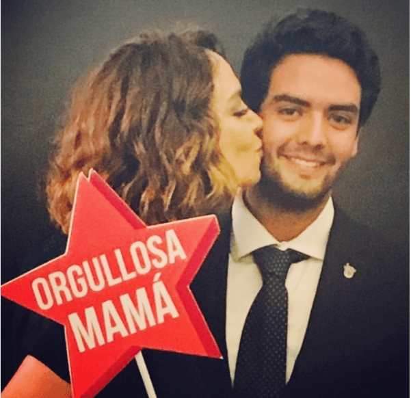 Lupita Jones compartió con sus seguidores en redes sociales esta imagen donde aparece junto a su hijo y donde ambos celebran el término de los estudios de preparatoria de Simón.