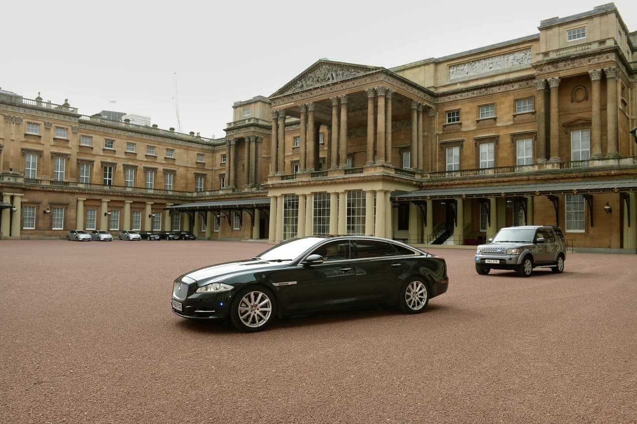 Palacio de St. James 
<br> A esta propiedad acuden embajadores y altos comisionados, así como magníficas recepciones relacionadas con organizaciones benéficas. Aquí viven la primogénita de la reina Isabel, la princesa Ana, y las hijas del príncipe Andrés, Beatriz y Eugenia de York.
