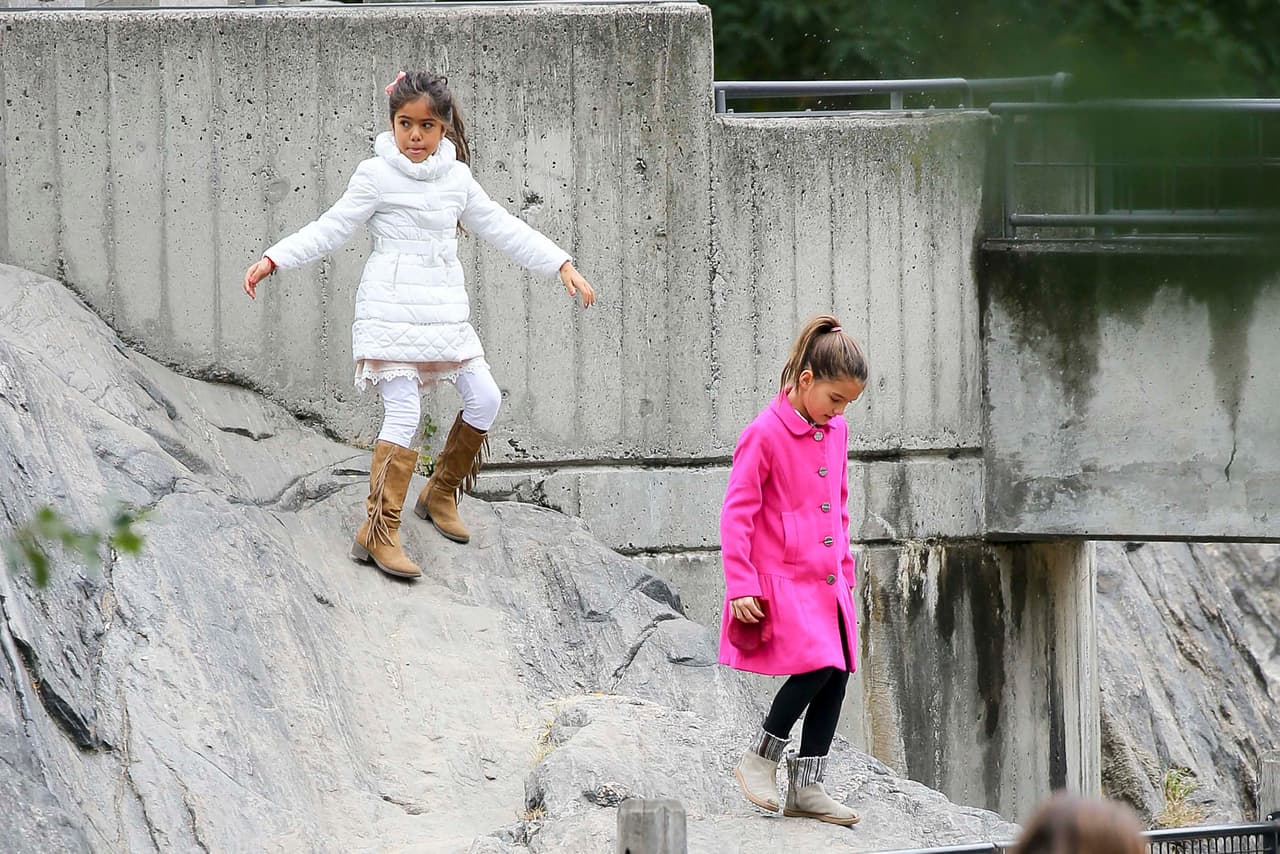 Las chiquitas cuidaron bien sus pasos para no tropezar.