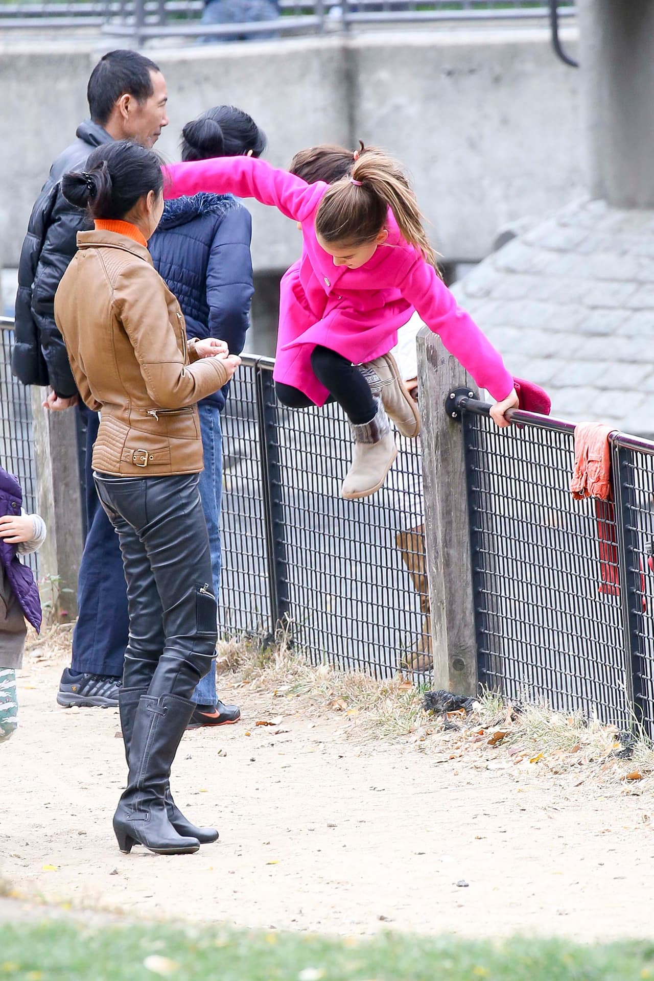 Brincando una barda. ¡Cuidado, Suri!