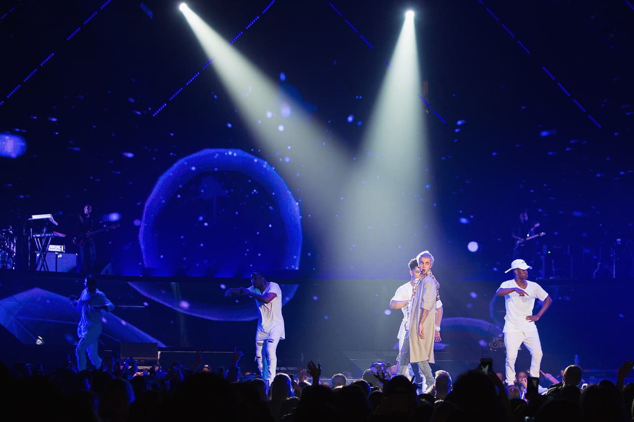 ¡Agárrense, por que este sexy chico viene con todo!