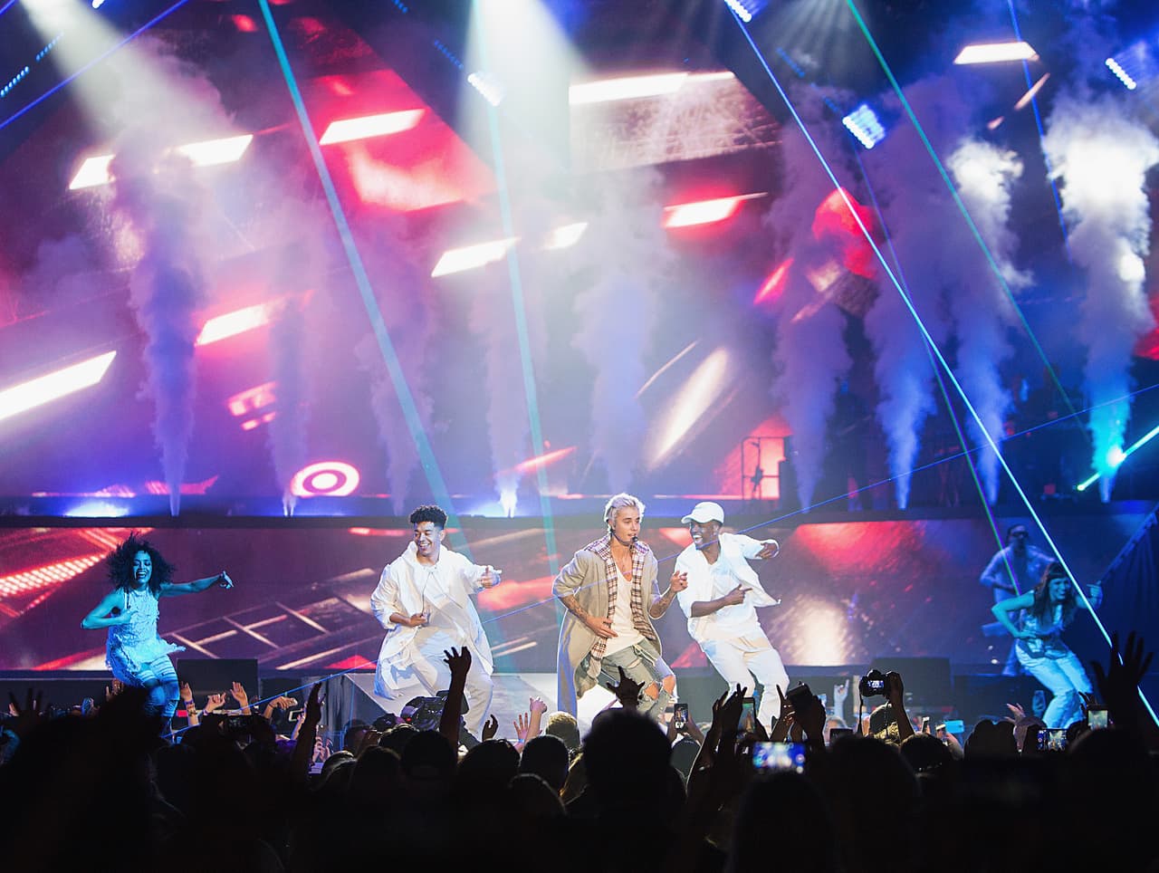 La noche se llenó de color y mucho baile.